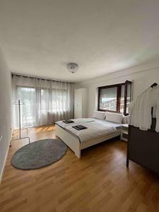 辛斯海姆Stilvolles Apartment nahe Therme und PreZero Arena的一间卧室设有一张大床,铺有木地板