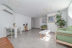 卡门港埃莱娜公寓的客厅配有沙发和桌子
