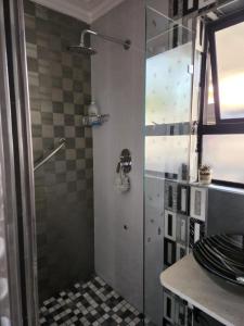 德班Umhlanga Guesthouse flat的浴室里设有玻璃门淋浴