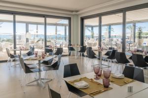 阿尔库迪亚港Hotel Condesa的用餐室设有桌椅和窗户。