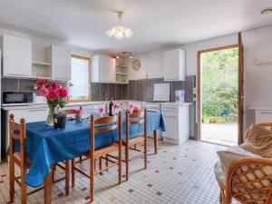 Jau-Dignac-et-LoiracHoliday Home Pontac-Gadet 2 - JDL101 by Interhome的厨房配有一张带蓝桌布的桌子
