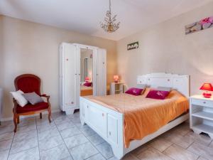 Jau-Dignac-et-LoiracHoliday Home Pontac-Gadet 2 - JDL101 by Interhome的一间卧室配有一张大床和一张红色椅子