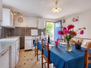 Jau-Dignac-et-LoiracHoliday Home Pontac-Gadet 2 - JDL101 by Interhome的厨房配有带紫色花卉的花瓶桌