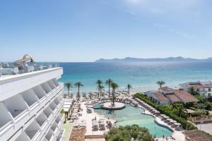 阿尔库迪亚港Hotel Condesa的享有酒店和海滩的空中景致