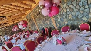 SebeşuDoka Valea Sebesului A-Frame的宴会厅配有白色桌子和粉红色气球