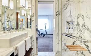 日内瓦InterContinental Genève, an IHG Hotel的一间带水槽和镜子的浴室