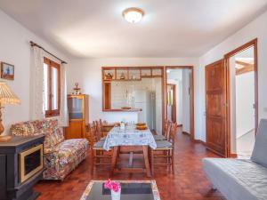 蓬塔格罗萨Apartment Ullastres by Interhome的客厅配有桌子和沙发