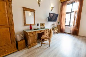 布达佩斯朋友旅馆公寓的配有木桌和镜子的家庭办公室