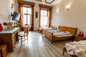 布达佩斯朋友旅馆公寓的一间卧室配有两张床、一张桌子和一张桌子