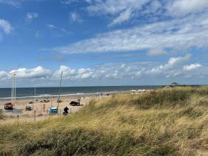 诺德克豪特Holiday Home de Witte Raaf-3 by Interhome的一片拥有众多人的海滩和海洋