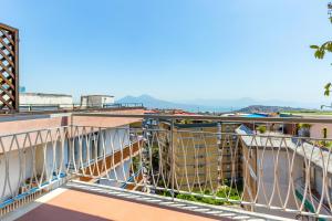 那不勒斯Casa di Cami by Wonderful Italy的从大楼的阳台上可欣赏到风景
