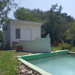 茨卡尔图博gogia的庭院中带游泳池的房子