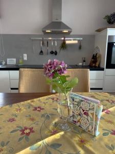 特劳恩基兴Apartments im LOIDLs GUESTHOUSE的花瓶,花朵粉红色,坐在桌子上