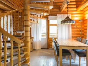 尼尔西艾Holiday Home Täperän torppa by Interhome的一间带木桌和楼梯的用餐室