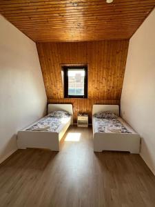 多特蒙德DO One Bedroom Flat的小型客房 - 带2张床和窗户
