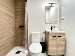 维拉Estudio Naturista Indalo的一间带卫生间、水槽和镜子的浴室
