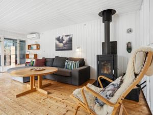 博利尔马克Holiday Home Elin - 3km from the sea in Western Jutland by Interhome的带沙发和壁炉的客厅