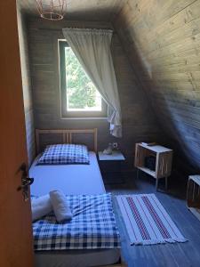 新瓦罗什ZlatAir Eco Chalet的一间卧室设有两张床和窗户。