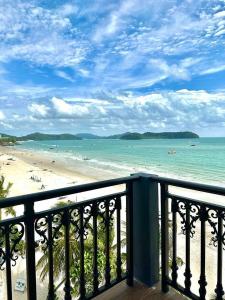 珍南海滩Malibest Premier的享有海滩和海洋景致的阳台