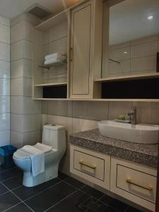 珍南海滩Malibest Premier的一间带卫生间和水槽的浴室