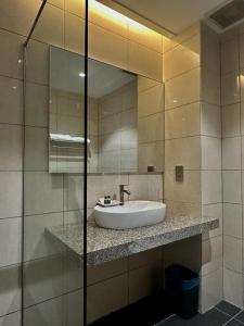 珍南海滩Malibest Premier的一间带水槽和镜子的浴室