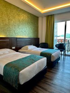 珍南海滩Malibest Premier的酒店客房设有两张床和一个阳台。