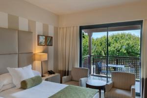 厄尔-汝姆披多朗皮多精品度假酒店的酒店客房设有一张床和一个阳台。