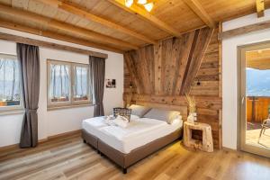 科雷多Miraval Hotel的一间带一张床的卧室,位于带木制天花板的房间内