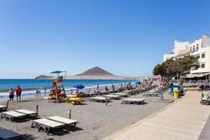厄尔梅达诺Home2Book Charming Seaside Apt El Médano, Terrace的一片有一群人的海滩和海洋