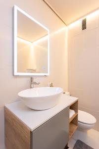 厄尔梅达诺Home2Book Charming Seaside Apt El Médano, Terrace的白色的浴室设有水槽和镜子