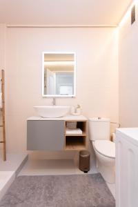 厄尔梅达诺Home2Book Charming Seaside Apt El Médano, Terrace的白色的浴室设有水槽和卫生间。