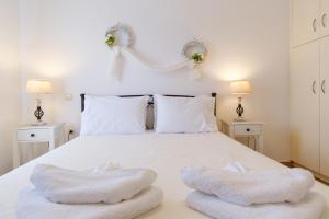 科孚镇Savvitsa's Apartment的卧室配有白色床和2条白色毛巾