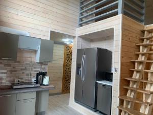 沃罗赫塔Чорногора的一间厨房,里面配有不锈钢冰箱