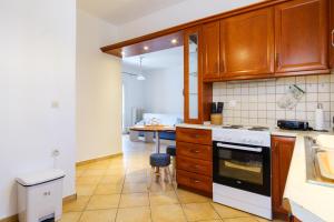 科孚镇Savvitsa's Apartment的厨房配有木制橱柜和炉灶。