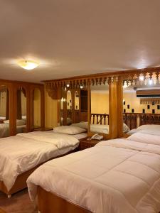 科威特Kuwait Palace Hotel的一间酒店客房,房间内设有三张床