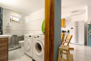 GastoúniNice central family apartment的一间带洗衣机和卫生间的浴室