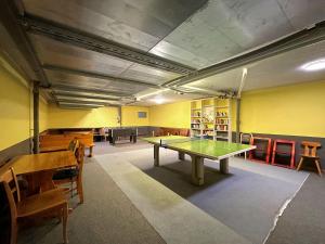 VexPied de piste de Thyon - 4 Vallees的配有乒乓球桌和椅子的房间