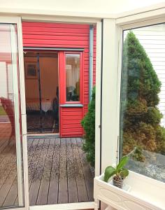 乌普萨拉Villa Herrhagen的甲板房屋上的红色门