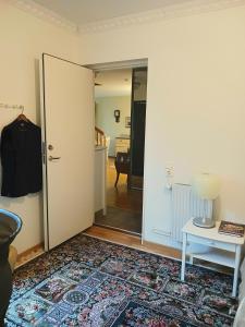 乌普萨拉Villa Herrhagen的一间设有门的房间和一张带台灯的桌子