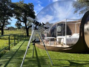 巴伦西亚德亚尔坎塔拉芬卡艾尔柯缇纳尔酒店的帐篷旁的三脚架上的望远镜