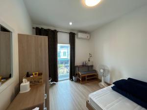 班达拉朗西ไนซ์สเตย์ เฮาส์ แอทคลองสาม รังสิต คลองหลวง ปทุมธานี Nice Stay House at Khlong Sam - Rangsit - Khlong Luang - Phathumthani的一间卧室设有一张床和一个大窗户