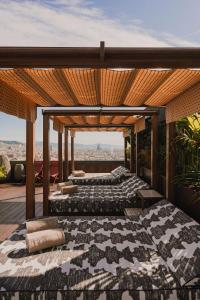 巴塞罗那Nobu Hotel Barcelona的屋顶上的两张床,享有城市美景