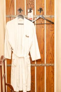NizhnedneprovskЕДБУРГ Готельно-ресторанний комплекс的挂在衣架上的白色长袍