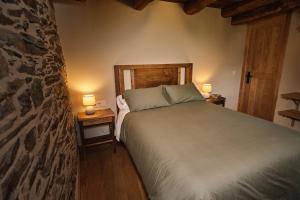 FolgosoLar da cima的一间卧室配有一张床和两张台灯。