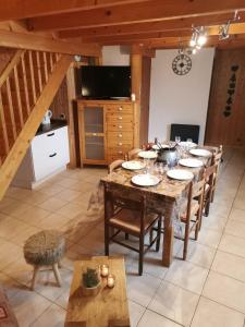 雷加霍斯达哈施Demi-Chalet l'Ancolie -- Prox pistes的用餐室配有带椅子的大木桌