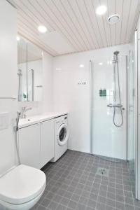 图尔库Norden Homes 2-Bedroom Apartment的白色的浴室设有卫生间和淋浴。