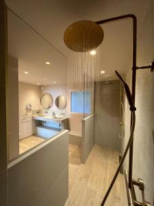 维琪奥港Hotel Riva Beach的带淋浴、盥洗盆和镜子的浴室
