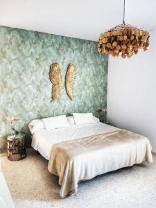 塞维利亚El Patio de San Bernardo的一间卧室配有一张带绿色墙壁的床