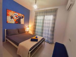 阿尔戈斯Perseas House的一间卧室设有一张床和蓝色的墙壁