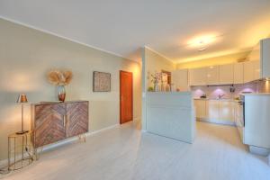 卡波拉戈Emotion Lake View - Happy Rentals的大型客房设有厨房和客厅。